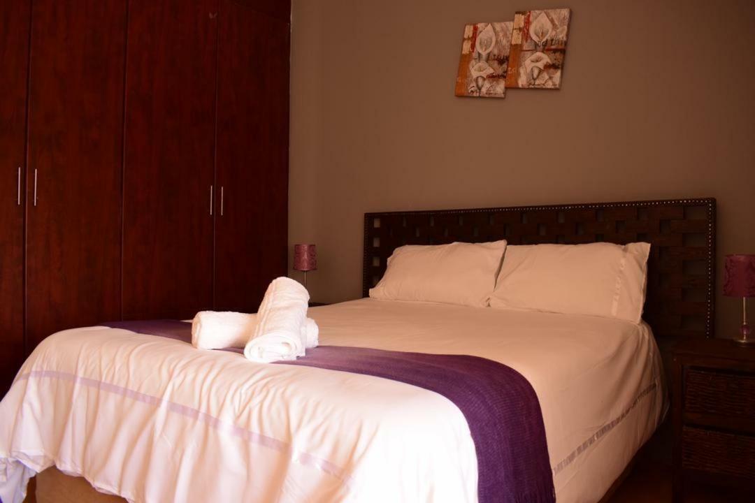 Skyhawk Guesthouse Gaborone Exterior foto