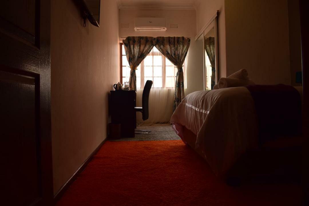Skyhawk Guesthouse Gaborone Exterior foto
