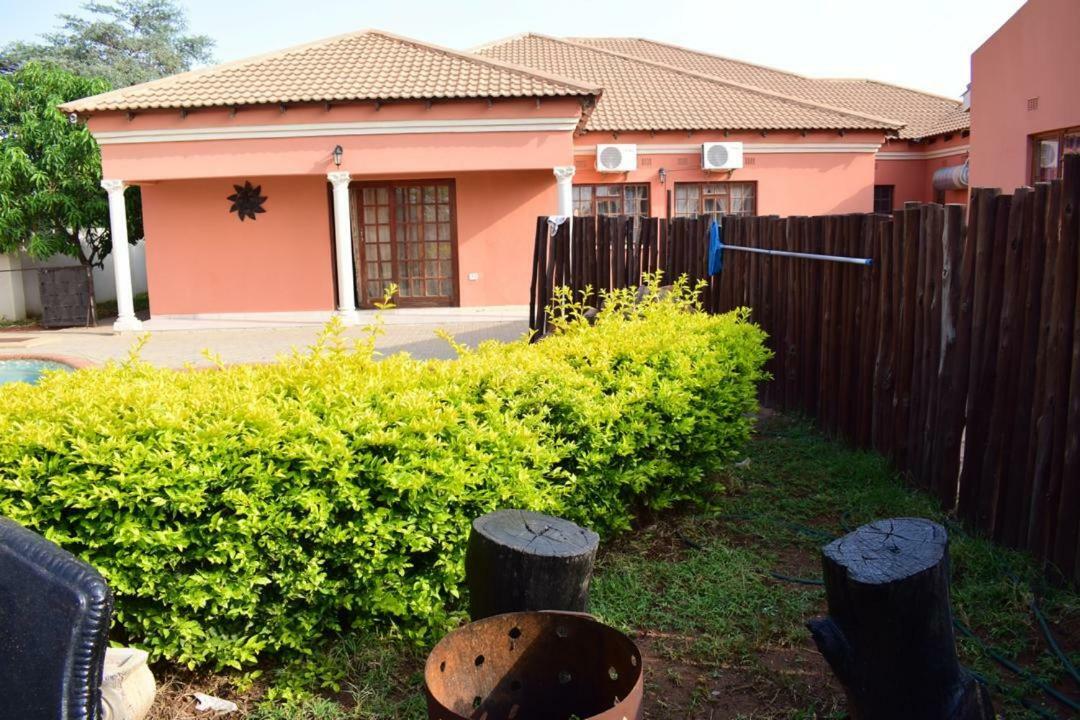 Skyhawk Guesthouse Gaborone Exterior foto