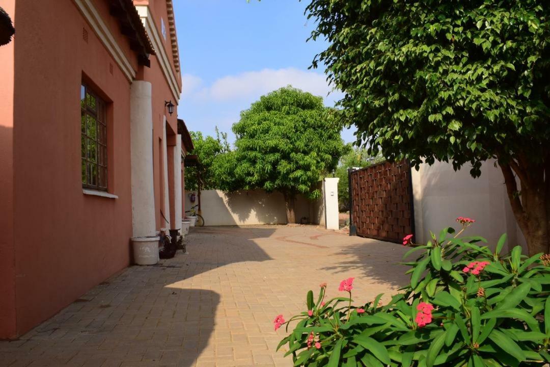 Skyhawk Guesthouse Gaborone Exterior foto